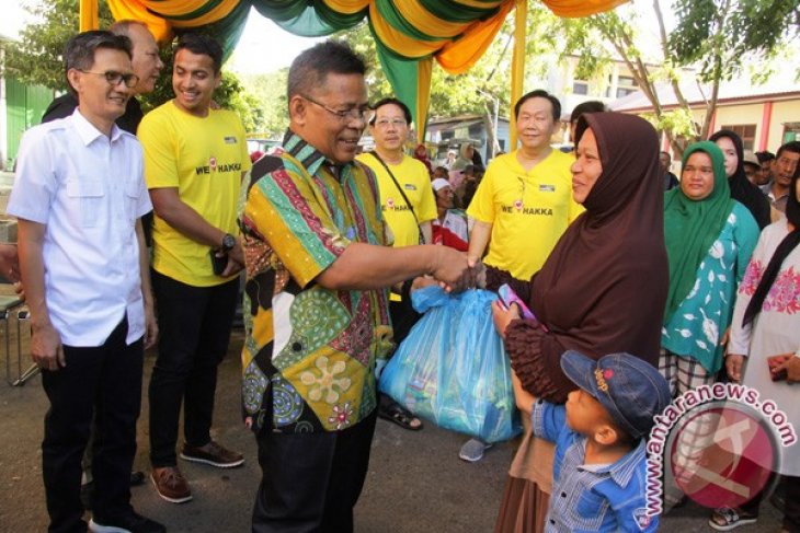 Warga Tionghoa Aceh Bagikan Sembako Ramadhan