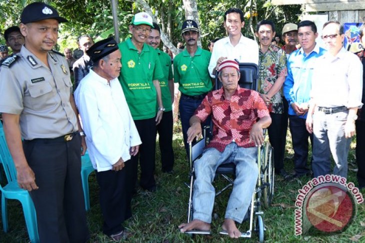 PENYERAHAN KURSI RODA KEPADA BAHRANI