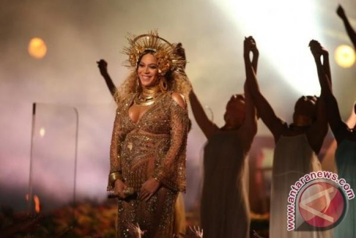 Beyonce, James Earl Jones isi suara