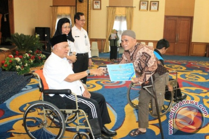 Gubernur Kaltim Memberi Santunan 1.500 Penyandang Disabilitas