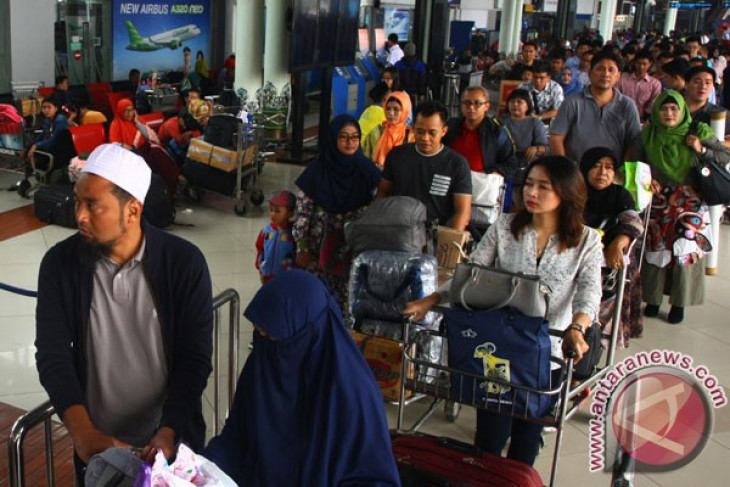 Thousands of passengers arrive in Soekarno-Hatta airport