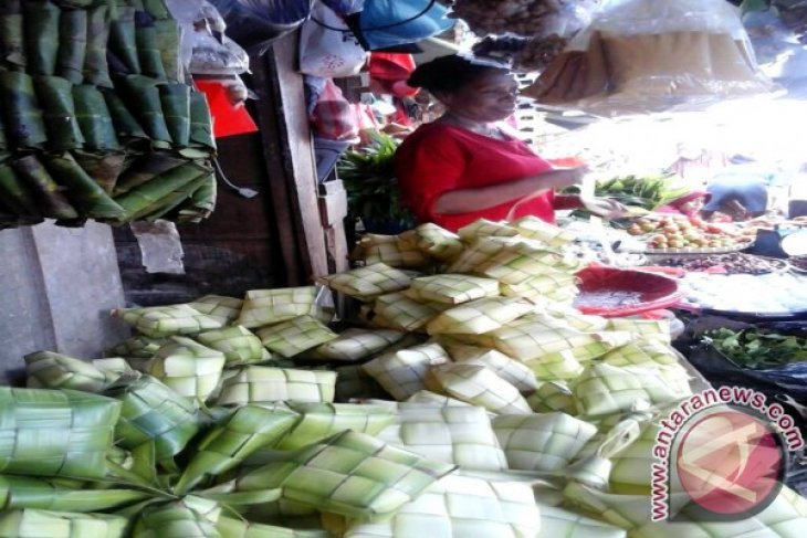 Penjual anyaman ketupat di Ambon panen rejeki