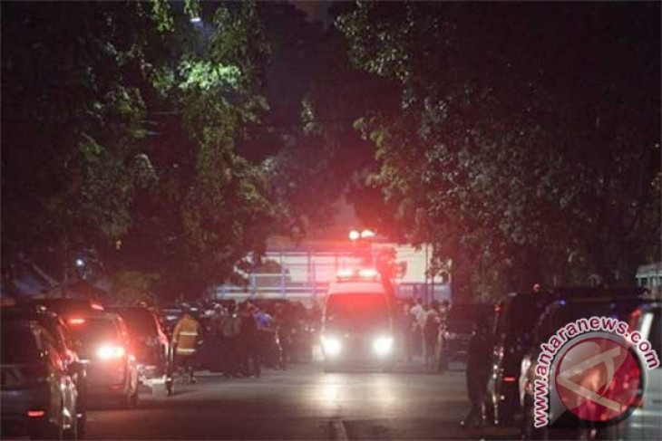 Man stabs two policemen after isha prayer