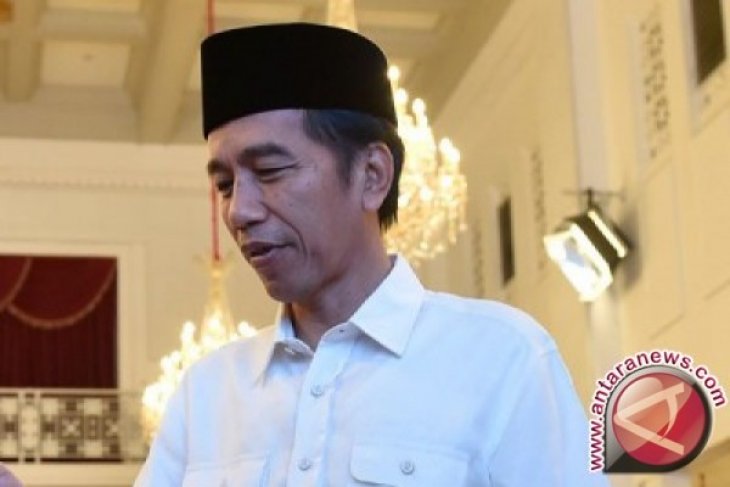 Presiden Joko Widodo bagi-bagi buku di Cipanas