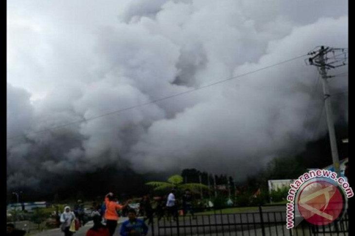 Dieng crater spouts gas