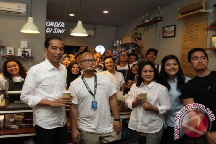 Presiden Minum Kopi Bersama Keluarga