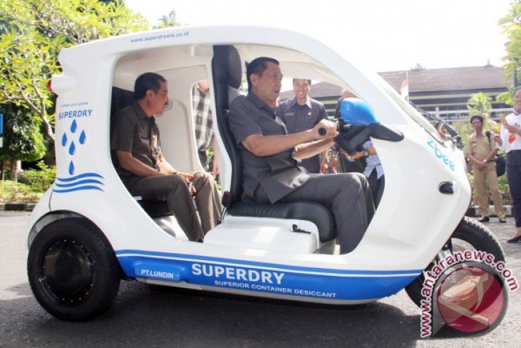 Bali Governor Tests Electric Car Designed In Sweden