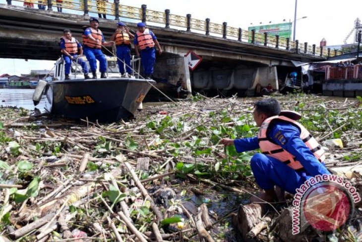 Satpolairud Banjarmasin Bersihkan Sampah Di Sungai Martapura