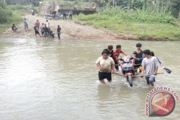 Warga Inginkan Jembatan Di Sungai Seberuang Kapuas