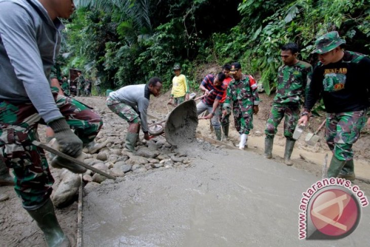TNI-Masyarakat Mengerjakan Jalan Rabat Beton Desa Tulabolo