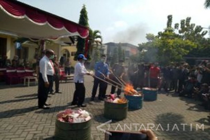 Kejari Kota Malang Hancurkan Ratusan Ribu Pil Koplo