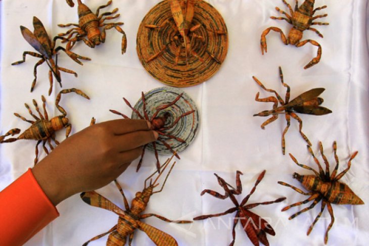 Serangga Berbahan Limbah Kertas