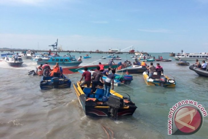 Speedboat Terbalik