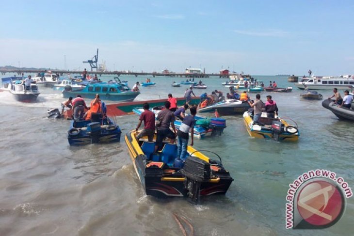 Speedboat Terbalik