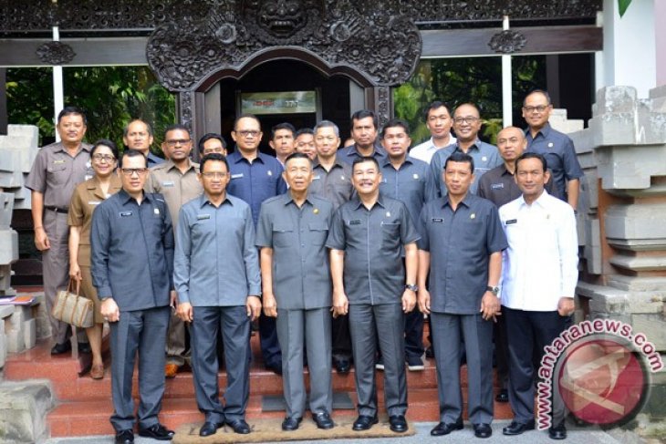 Gubernur Pastika Berbagi Pengalaman Kepemimpinan Pada Perwira Polri