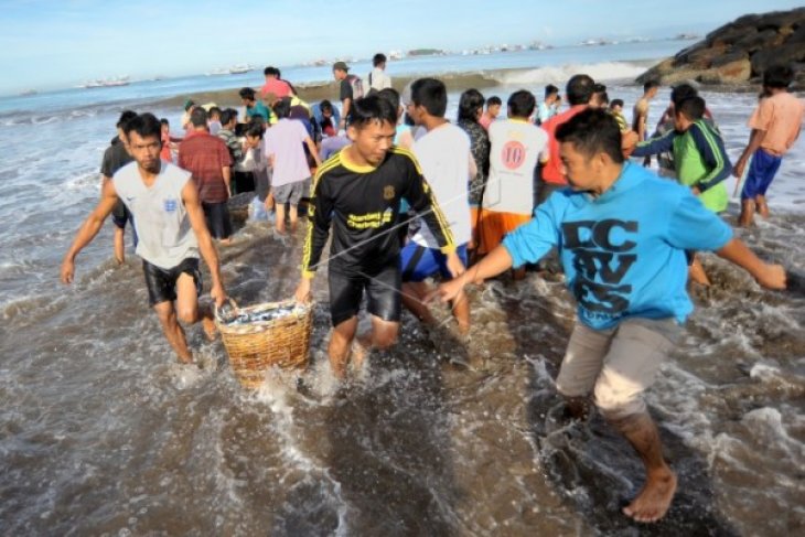 Nelayan Kapuas Hulu Panen Tujuh Ton Ikan