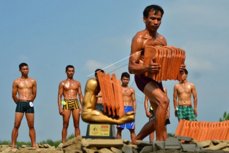 Lomba Binaraga di Pabrik Genteng