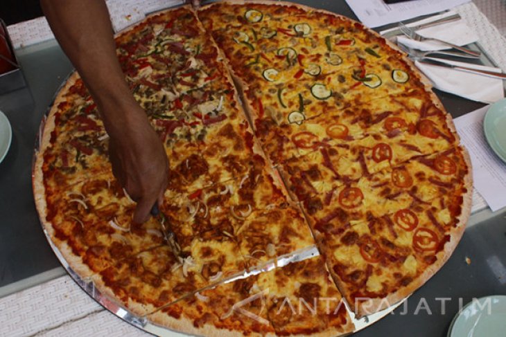 Pizza Raksasa Sambut HUT Kemerdekaan