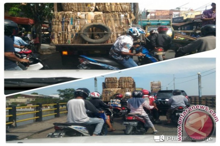 Truk Angkutan Berat Mogok, Macet Deh!