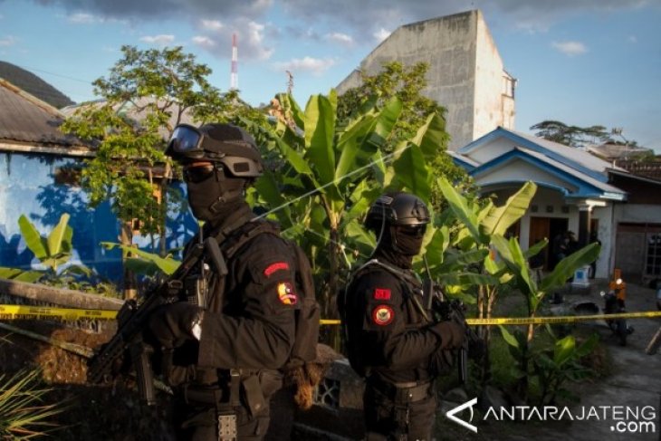 PENGGELEDAHAN RUMAH TERDUGA TERORIS