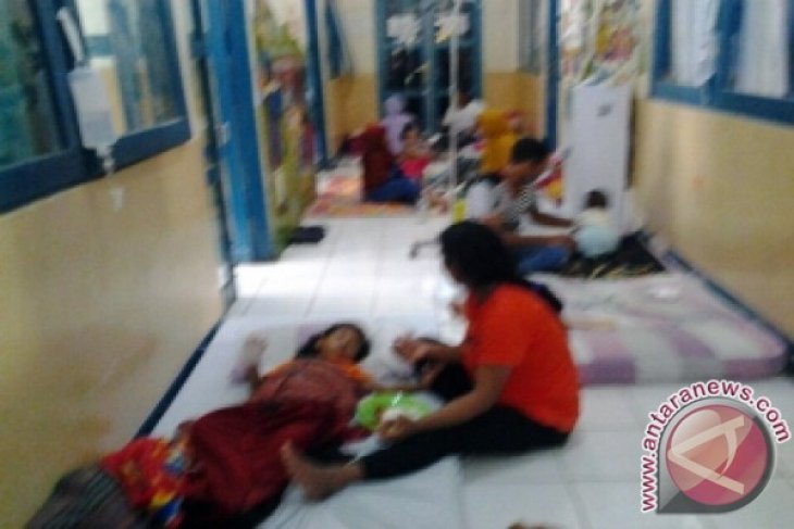 Pasien Anak Tidur Di Lorong 