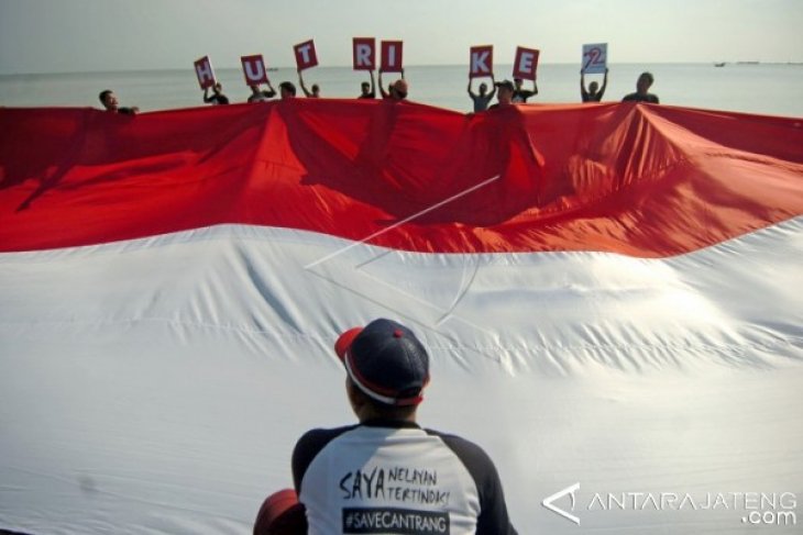 NELAYAN BENTANGKAN BENDERA MERAH PUTIH