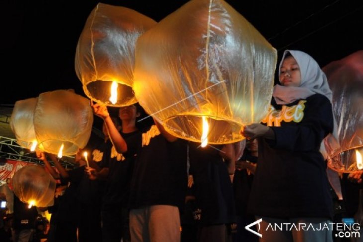 PELEPASAN LAMPION HUT RI