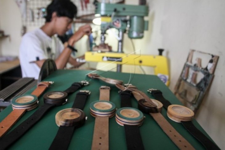 Jam Tangan Bahan Limbah Kayu