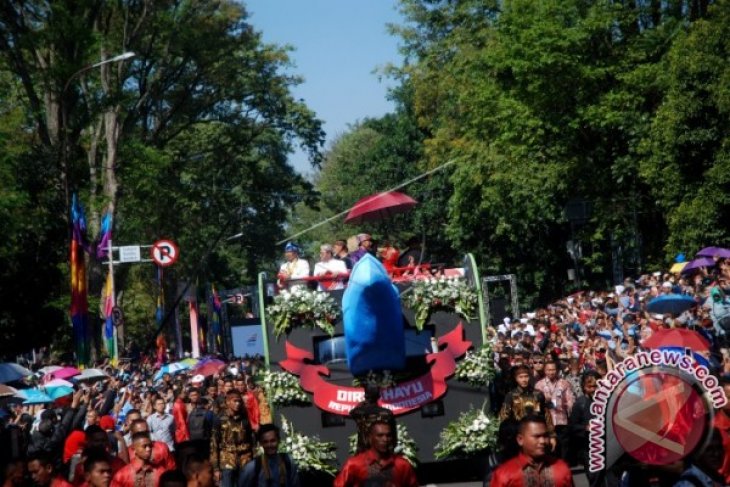Peserta Karnaval Berebut Berfoto Bersama Presiden Jokowi