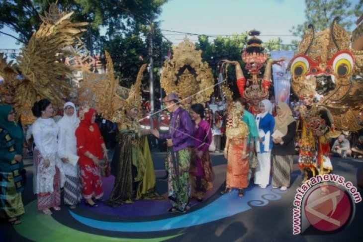 Ribuan Orang Turun Ke Jalan Mengikuti Karnaval Kemerdekaan