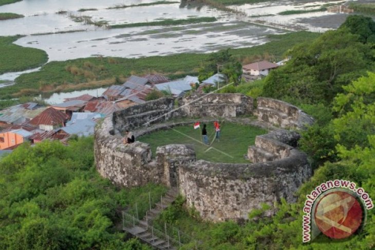 Objek Wisata Benteng Otanaha Ramai Pengunjung ANTARA