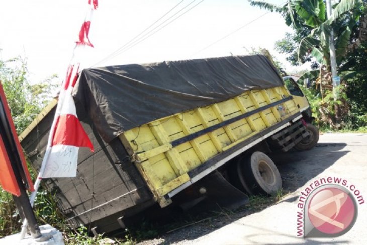 MOBIL TRUK TERPROSOK
