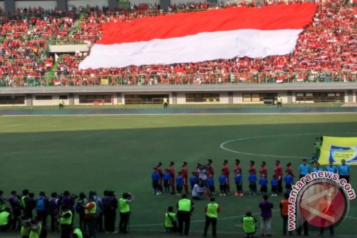 Suporter Timnas Indonesia Tewas Terkena Suar Nyasar
