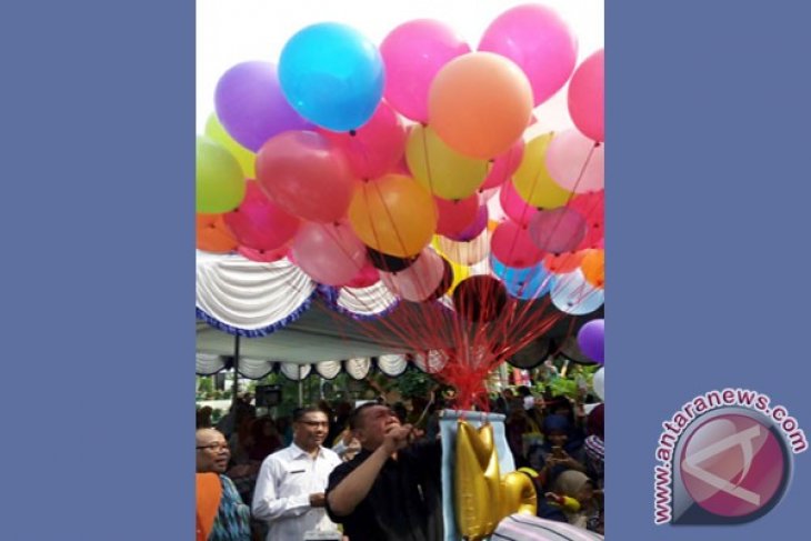 Demiz-Syaikhu Kompak Hibur Peserta Imunisasi Campak-Rubella Bekasi (Video)