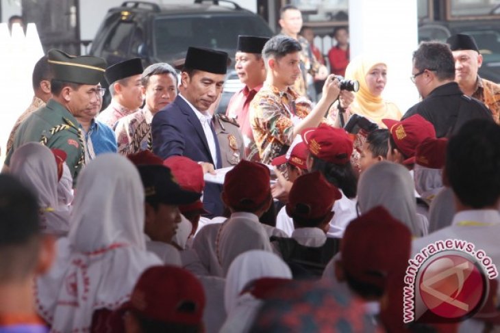 JOKOWI BAGIKAN BUKU