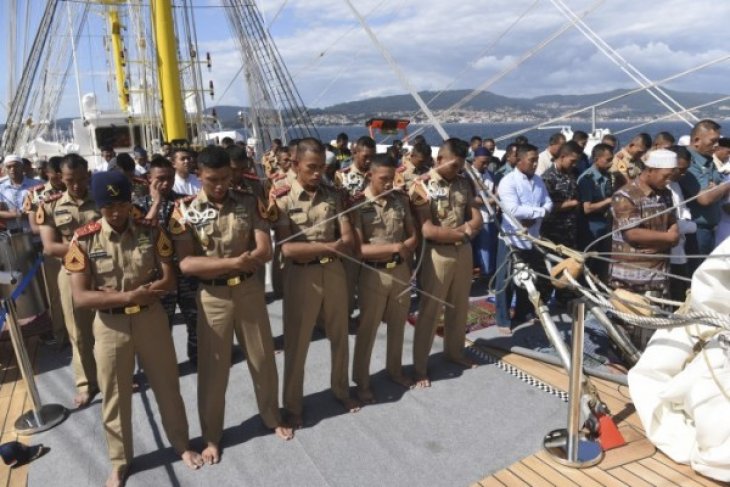 Shalat Jumat di KRI Bima Suci