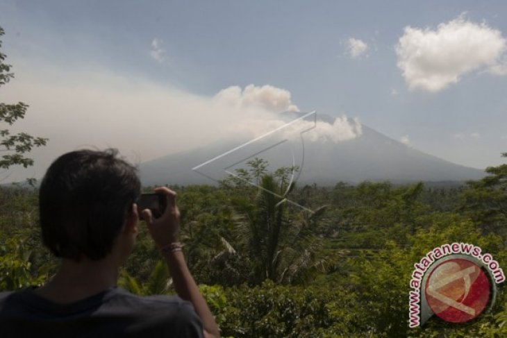 Kepulan Asap Gunung Agung