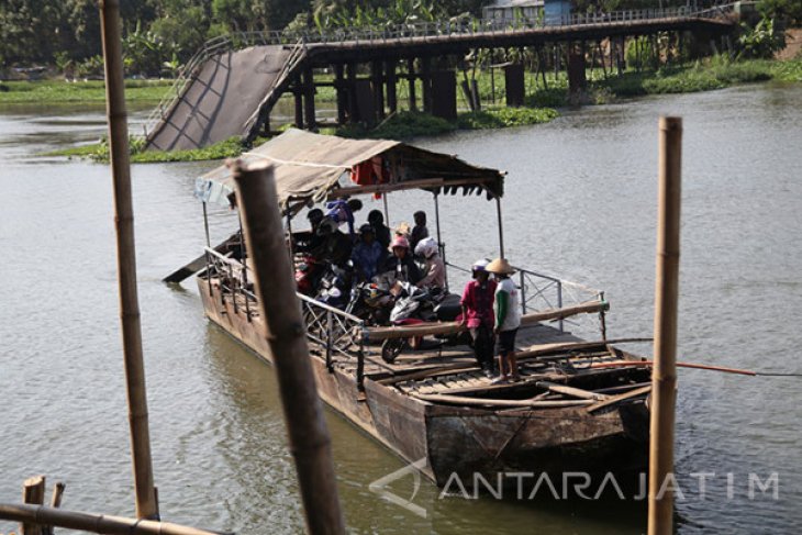 Perahu Penyeberangan Solusi Jembatan Runtuh