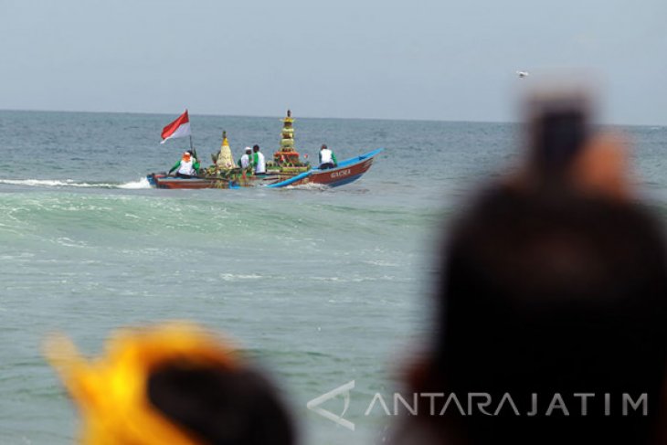 Tradisi Larung Sesaji Pantai Serang