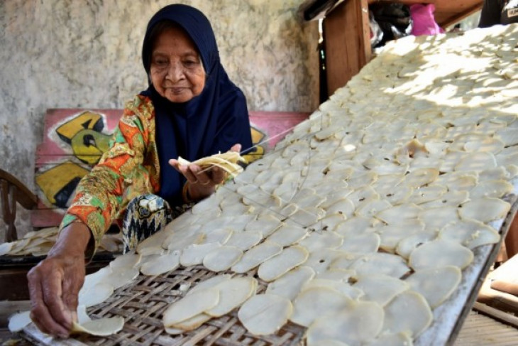 PERAJIN KERUPUK BAWANG