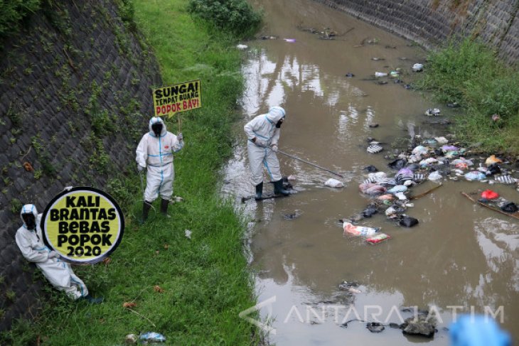 Evakuasi Popok Bayi Dari Sungai