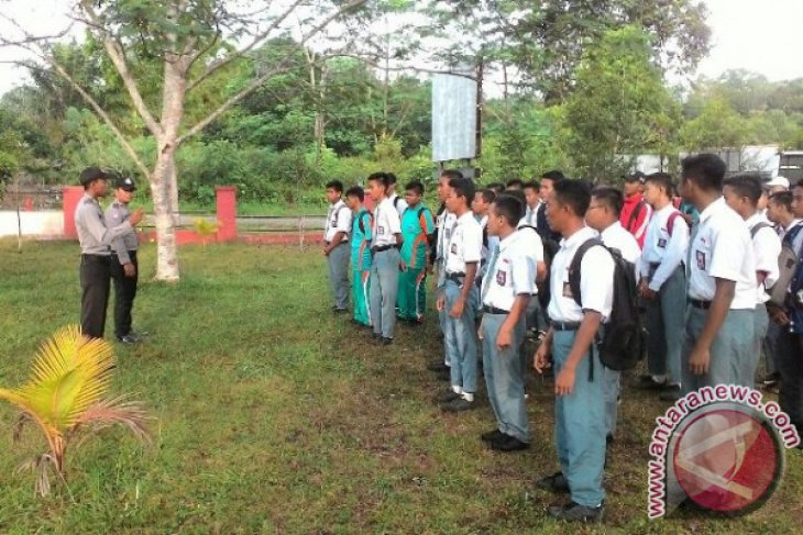 Polisi Tempilang Tertibkan Pelajar Tidak Berhelm