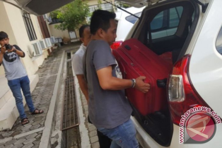 KPK Bawa Sembilan Koper dari Polres Kukar