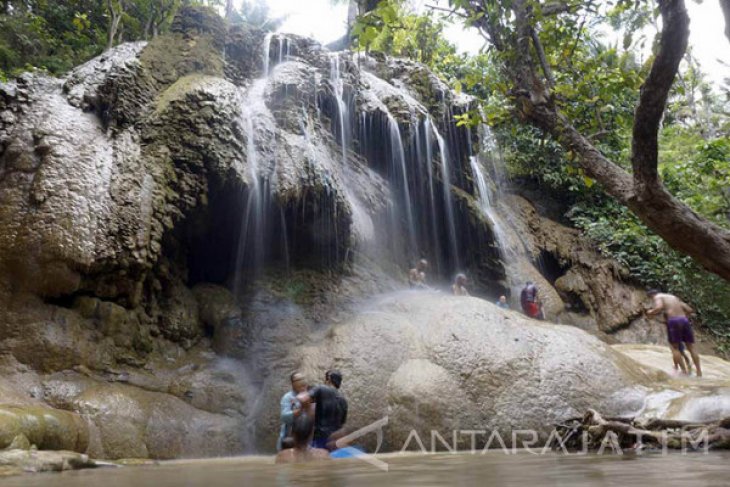 Wisata Pantai Pelang