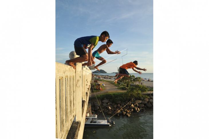 Meloncat dari Jembatan Purus