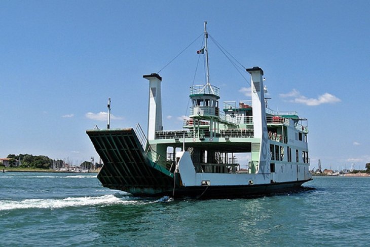 Wanita muda terjatuh ke laut dari kapal feri