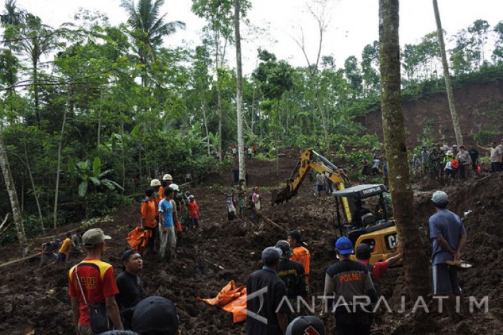 Pencarian Korban Longsor Dengan Alat Berat