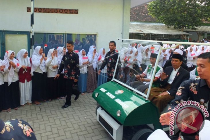 JOKOWI KUNJUNGI PONDOK PESANTREN