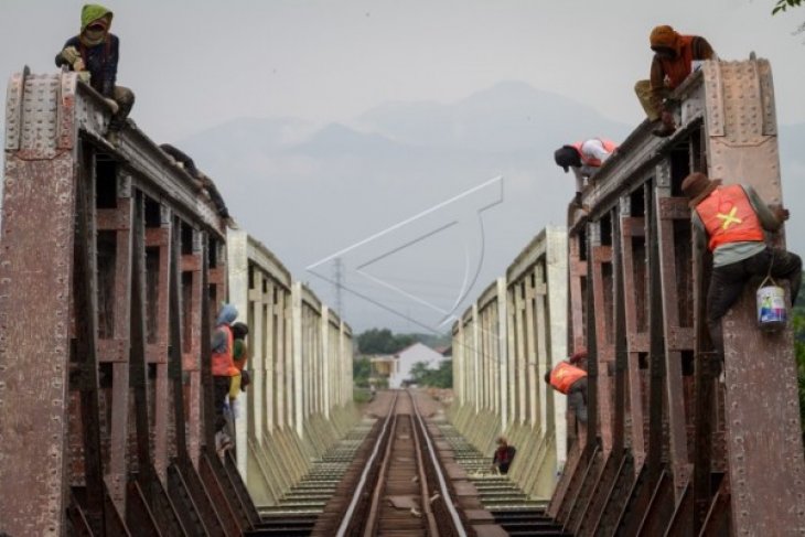 PENGECATAN JEMBATAN KERETA API