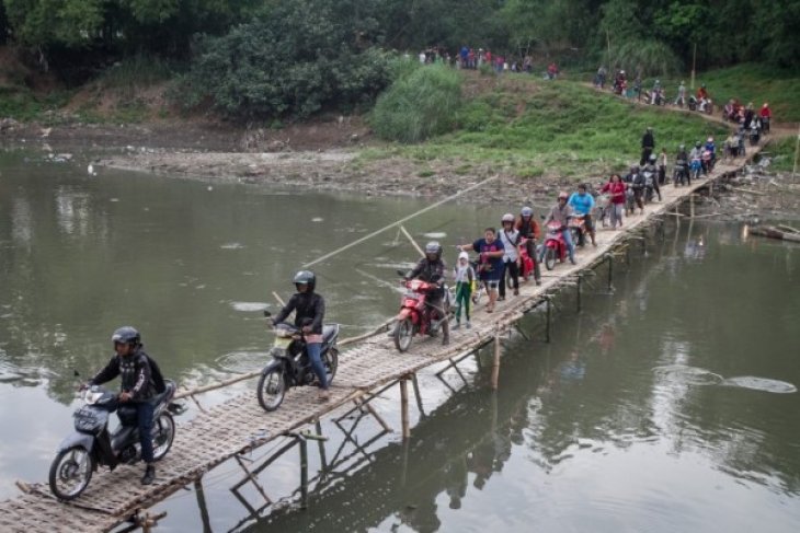 MELEWATI JEMBATAN BAMBU